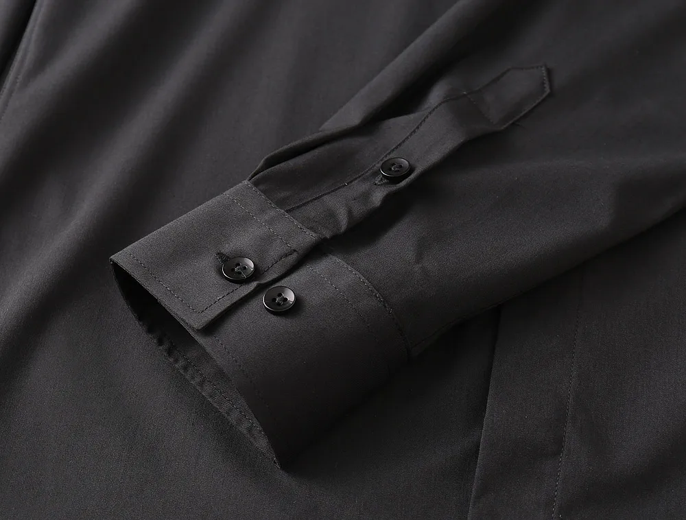 Ferragamo's super heavyweight shirts are on sale in limited quantities. The designer uses a concise and simple style to integrate the expression of minimalism in clothing. The long-sleeved shirt 👔 is casually matched, fashionable and slim, simple and smooth lines, leading to the most masculine temperament 😎. The buttons are made of shell raw materials, 💯 perfectly reproduced, simple and elegant, easy to control in any occasion, using imported high-density and high-count pure cotton, ✂️Counter Size M-3XL (39-43)✂️